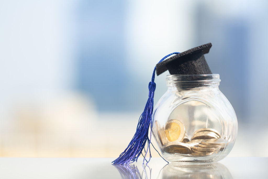 finding scholarships and grants to avoid student debt 